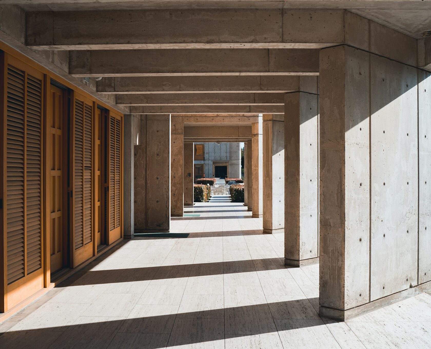 Interior moderno con madera y concreto
