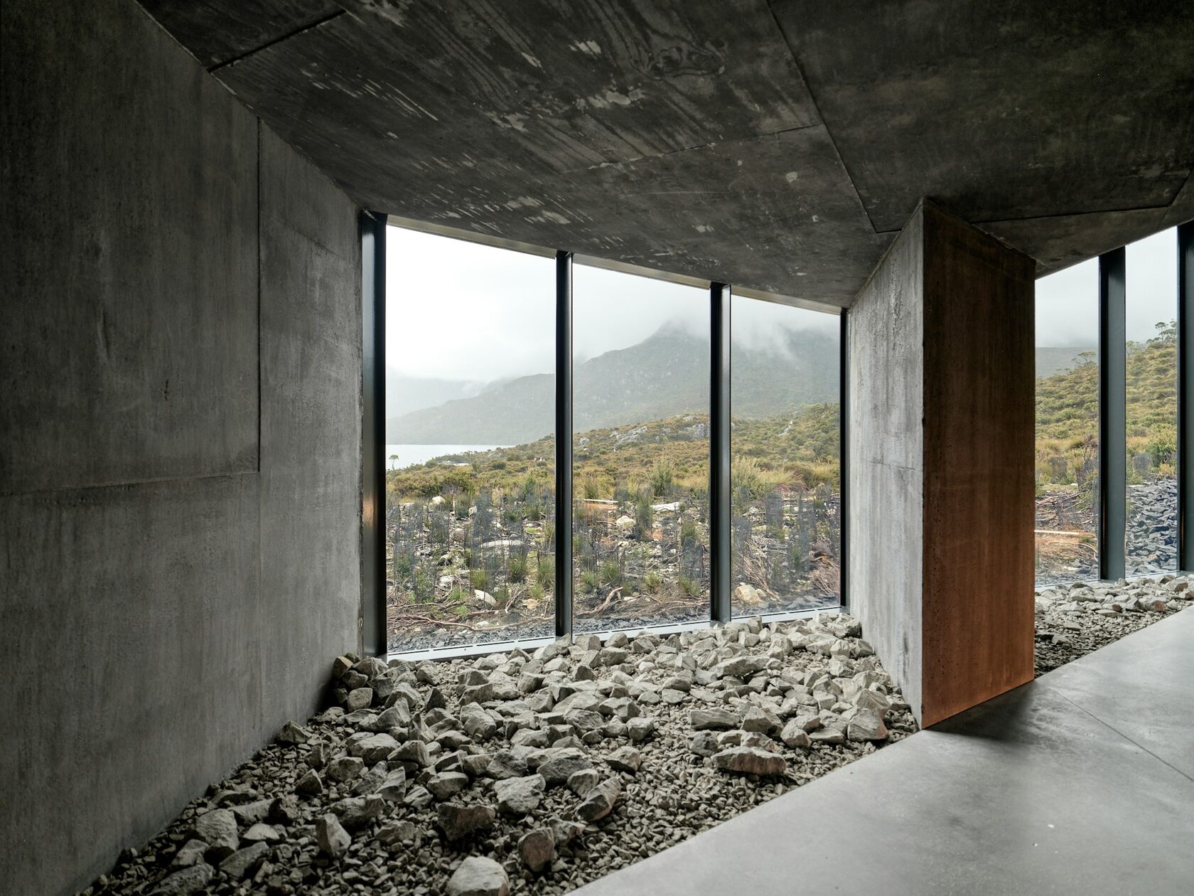 Residencia contemporánea mexicana en concreto, piedra y vidrio